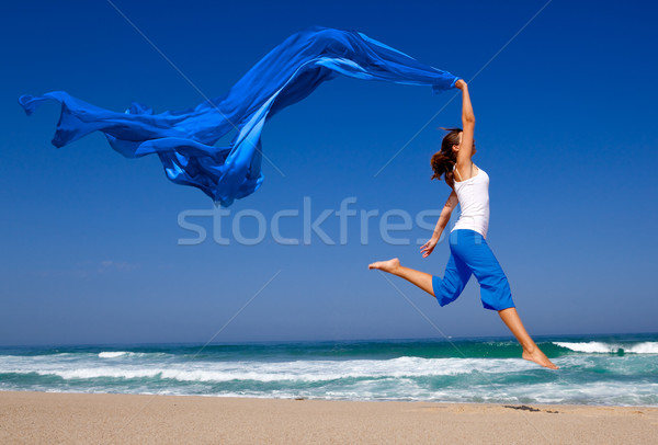 Springen mooie jonge vrouw strand gekleurd weefsel Stockfoto © iko