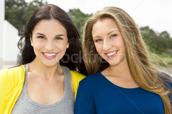 Foto stock: Estudiantes · dos · feliz · hermosa · escuela