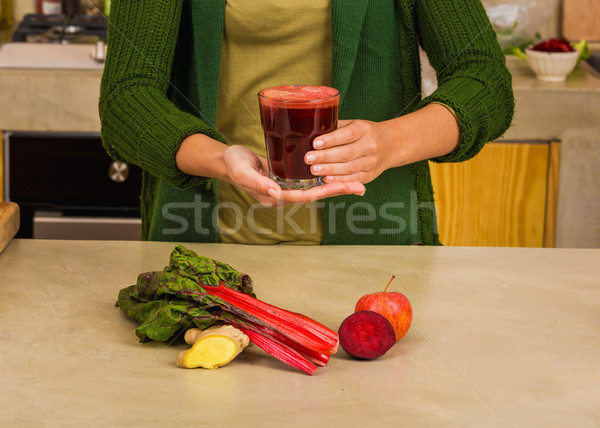 Detoxikáló dzsúz nő tart üveg piros Stock fotó © iko