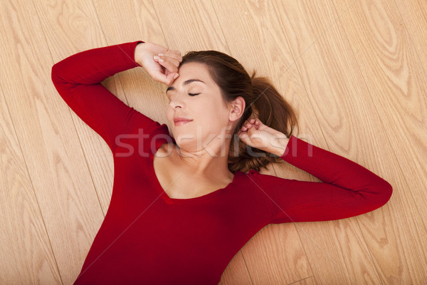 Somnoros femeie podea odihna fată relaxa Imagine de stoc © iko