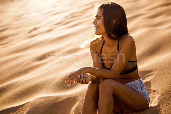 Jeune fille séance dune de sable belle jeune femme heureux [[stock_photo]] © iko