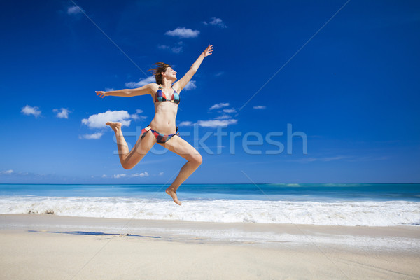 женщину прыжки пляж красивой спортивный Сток-фото © iko