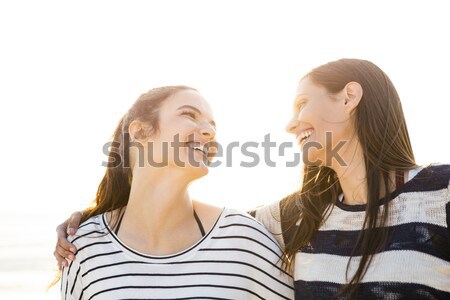 Zi prietenie râsete portret cei mai buni prieteni râs Imagine de stoc © iko