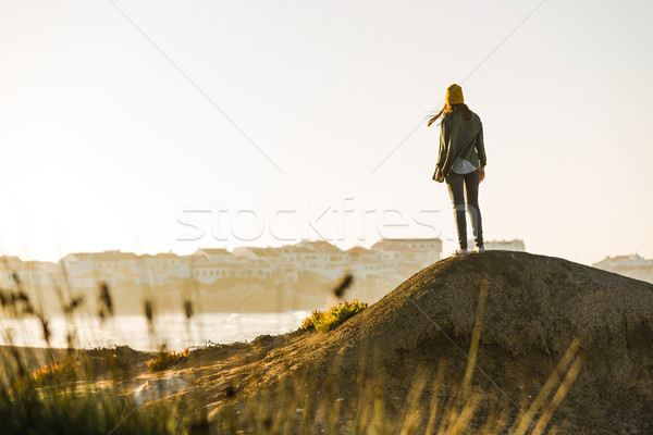 Kobieta Urwisko żółty cap charakter krajobraz Zdjęcia stock © iko