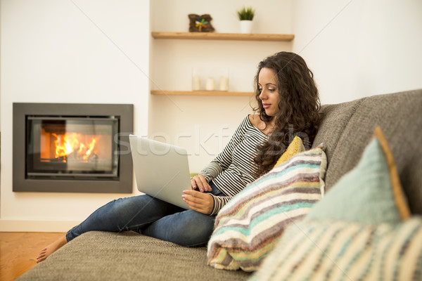 Dolgozik otthon gyönyörű nő laptop melegség kandalló Stock fotó © iko