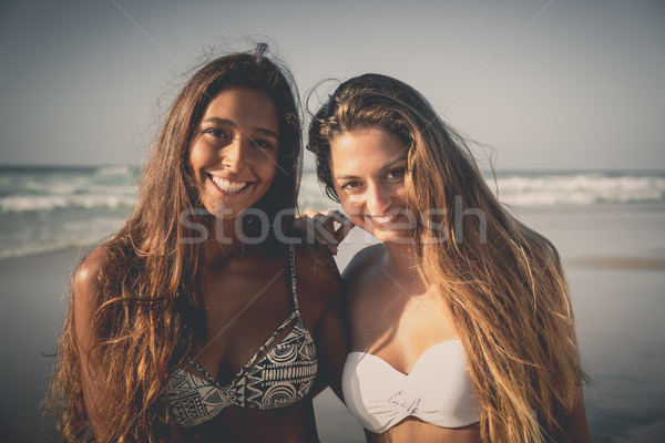 Legjobb barátok szórakozás tengerpart boldog tenger barátok Stock fotó © iko