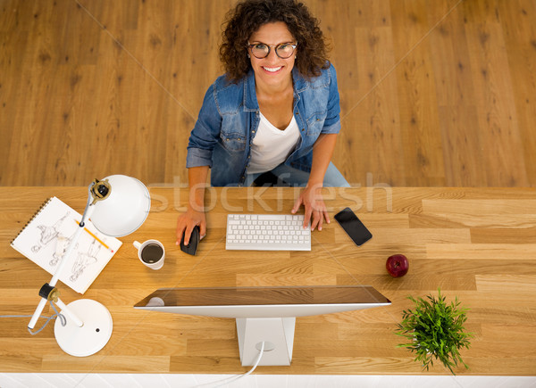 Foto stock: Empresária · trabalhando · escritório · topo · ver · computador