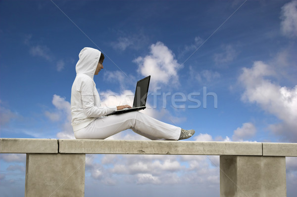 Stockfoto: Vrouw · werken · laptop · mooie · blauwe · hemel · meisje