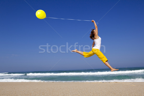 Фото Девушка прыгает в комнате, в которой множество воздушных шаров