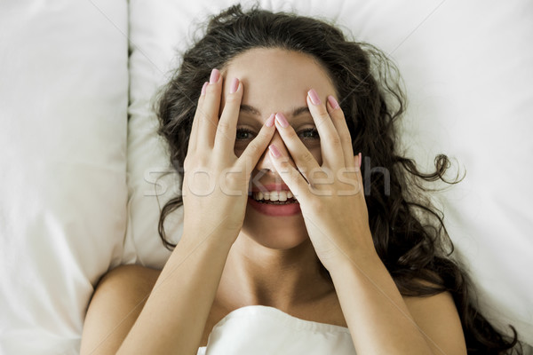 Virrasztás felfelé mosoly gyönyörű nő ágy mosolyog Stock fotó © iko