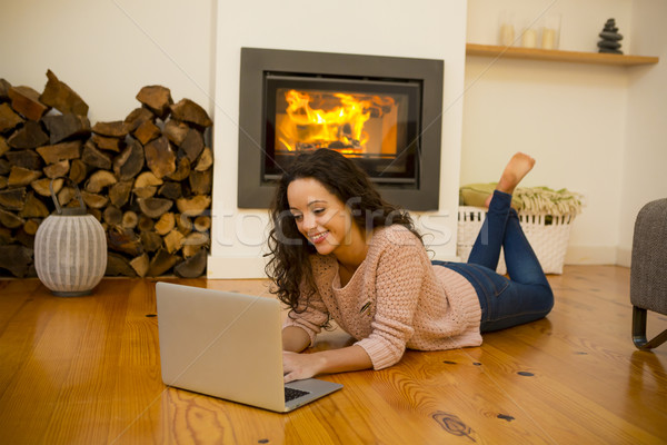 Pracy domu zimą dzień piękna kobieta laptop Zdjęcia stock © iko