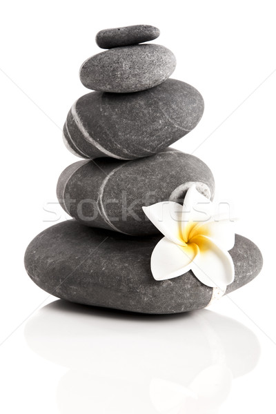 Spa pietre piramidă floare izolat alb Imagine de stoc © iko