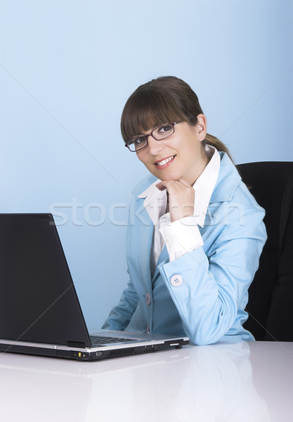 Imprenditrice soddisfatto lavoro laptop blu donna Foto d'archivio © iko