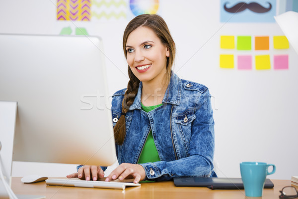 Lezser üzletasszony nő dolgozik asztal kreatív Stock fotó © iko