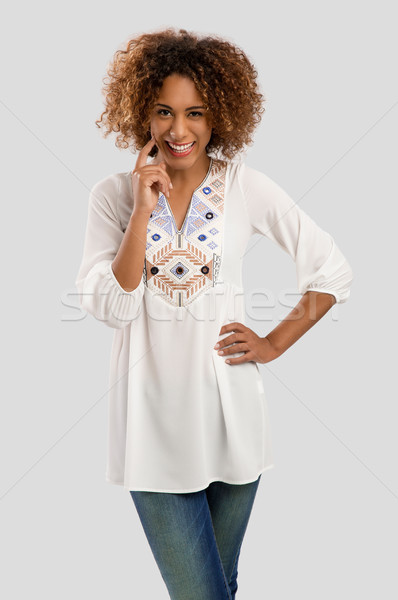 Mooie afro-amerikaanse vrouw vrouw glimlachen geïsoleerd grijs Stockfoto © iko