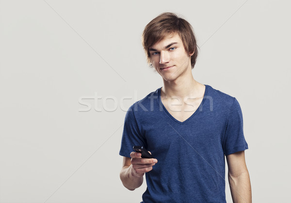 Küldés szöveges üzenetek portré jóképű fiatalember mobiltelefon Stock fotó © iko