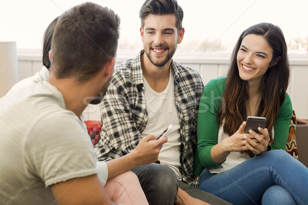 Stok fotoğraf: Arkadaşlar · toplantı · kahvehane · yerel · telefon