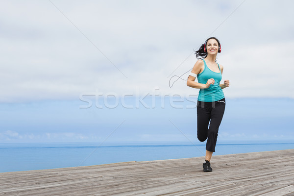 Jogging piękna młoda kobieta słuchać muzyki kobieta Zdjęcia stock © iko