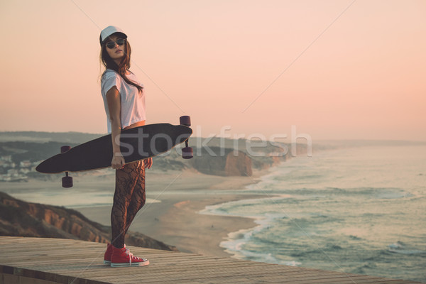 Görkorcsolyázó lány gyönyörű divat fiatal nő pózol Stock fotó © iko