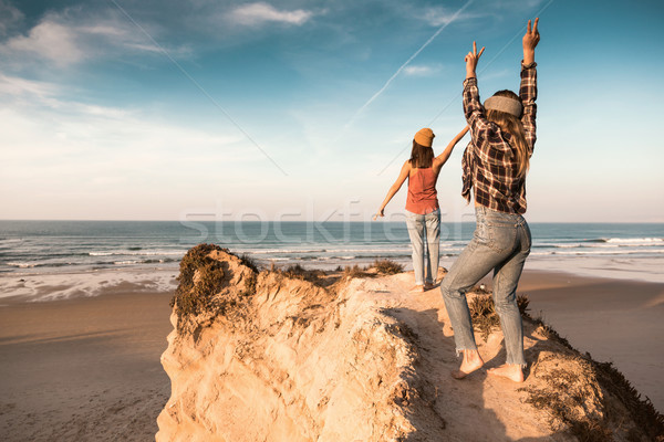 Fete plajă doua cei mai buni prieteni Imagine de stoc © iko