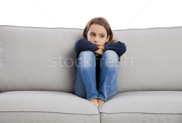 [[stock_photo]]: Bouleversé · petite · fille · séance · canapé · quelque · chose · enfants