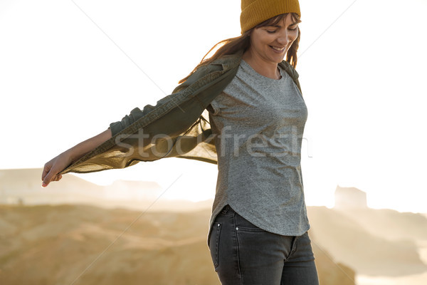 żółty cap kobiet piękna kobieta Urwisko plaży Zdjęcia stock © iko
