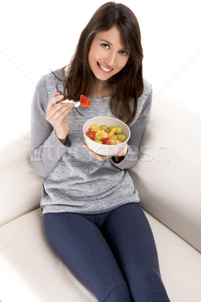 Ontspannen vruchtensalade mooie vrouw sofa eten voedsel Stockfoto © iko