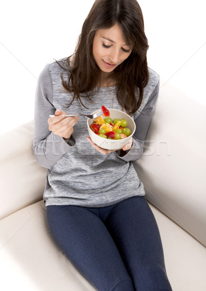 Détente salade de fruits belle femme canapé manger alimentaire [[stock_photo]] © iko