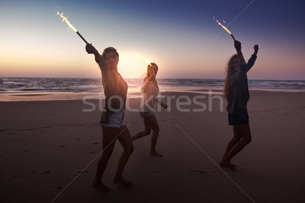 Playa fiesta amigos ejecutando fuegos artificiales Foto stock © iko