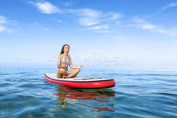 Nő megnyugtató szörfdeszka gyönyörű nő ül gyönyörű Stock fotó © iko