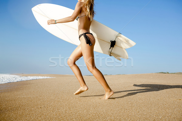 Stockfoto: Golven · jonge · surfer · meisje · lopen · surfboard