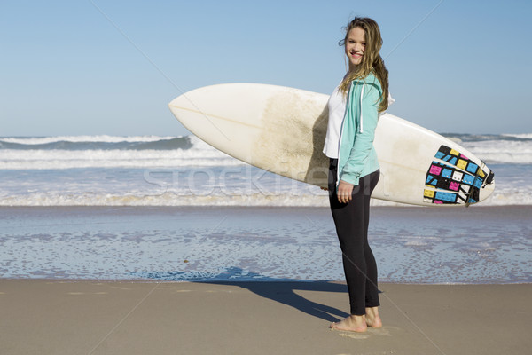Surfista menina praia prancha de surfe água mulheres Foto stock © iko