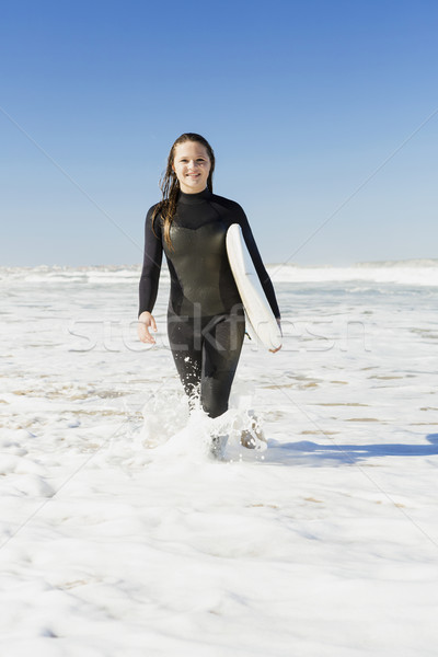 衝浪 女孩 十幾歲的女孩 運行 海灘 衝浪板 商業照片 © iko
