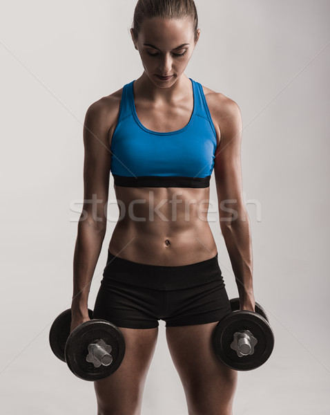 Saine fort belle jeune femme entraînement engins [[stock_photo]] © iko