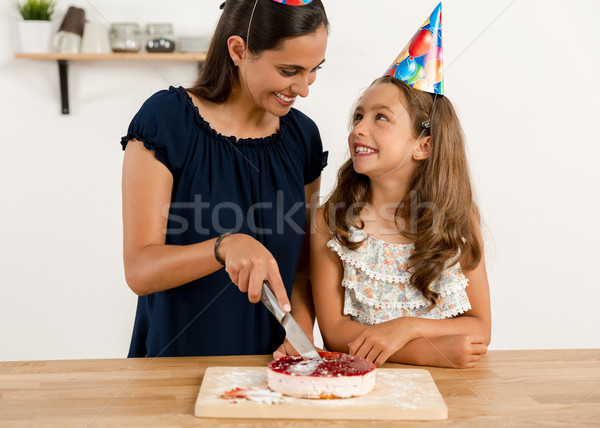 Gâteau d'anniversaire coup mère fille famille Photo stock © iko