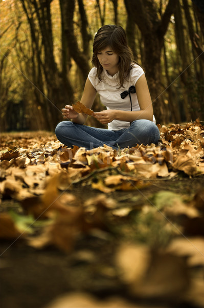 Femme parc belle femme assis sol belle [[stock_photo]] © iko