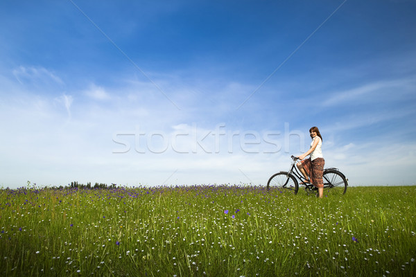 ストックフォト: 少女 · 自転車 · 幸せ · 若い女性 · ヴィンテージ · 緑