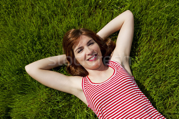 Ontspannen top mooie jonge vrouw groene Stockfoto © iko