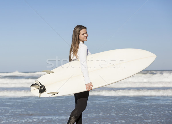 Surfista menina praia prancha de surfe água mulheres Foto stock © iko