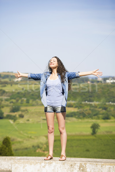 Szabadság gyönyörű fiatal nő érzés nyár szellő Stock fotó © iko