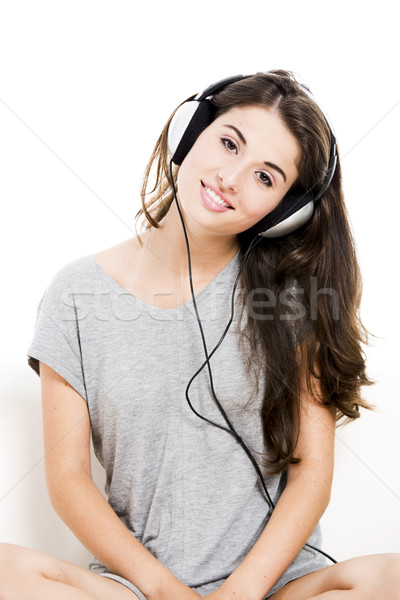 Femeie frumoasa asculta muzică canapea izolat alb Imagine de stoc © iko