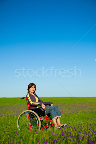 Handicapés femme fauteuil roulant souriant vert prairie [[stock_photo]] © iko