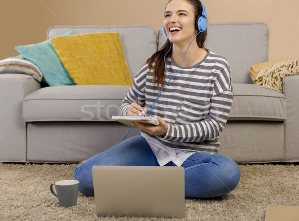 Home Studium schöne Frau hören Musik Frau Stock foto © iko