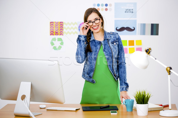 Geschäftsfrau Frau arbeiten Schreibtisch kreative Stock foto © iko