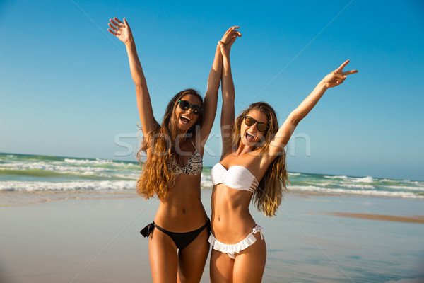 Stok fotoğraf: Sevmek · plaj · güzel · kızlar · yaz · gün