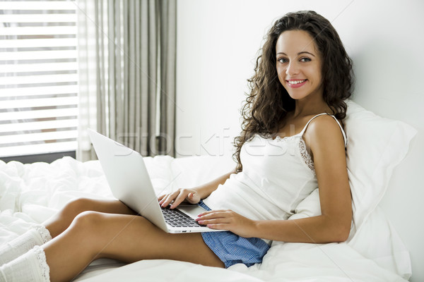 Imagine de stoc: Lucru · confort · acasă · femeie · frumoasa · laptop · pat