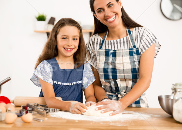 Stok fotoğraf: öğrenme · fırında · pişirmek · atış · anne · kız