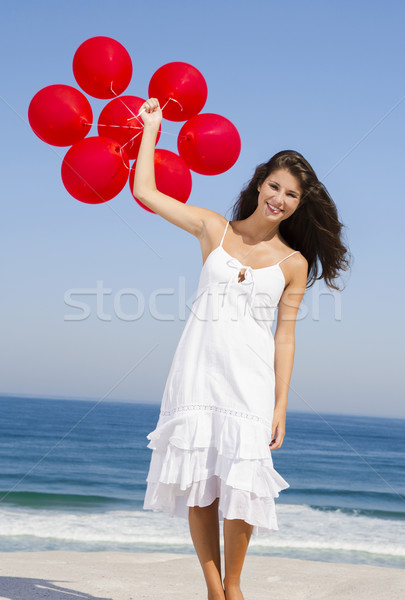 Belle Fille Rouge Femme Plage Ciel Photo Stock