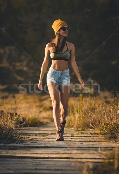 Miłości piękna młoda kobieta spaceru drewna ścieżka Zdjęcia stock © iko