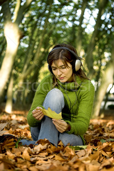 Słuchania muzyki portret piękna młoda kobieta drzewo Zdjęcia stock © iko